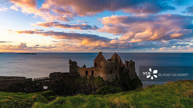 黄昏·古堡 Dunluce Castle in Sunset图片素材