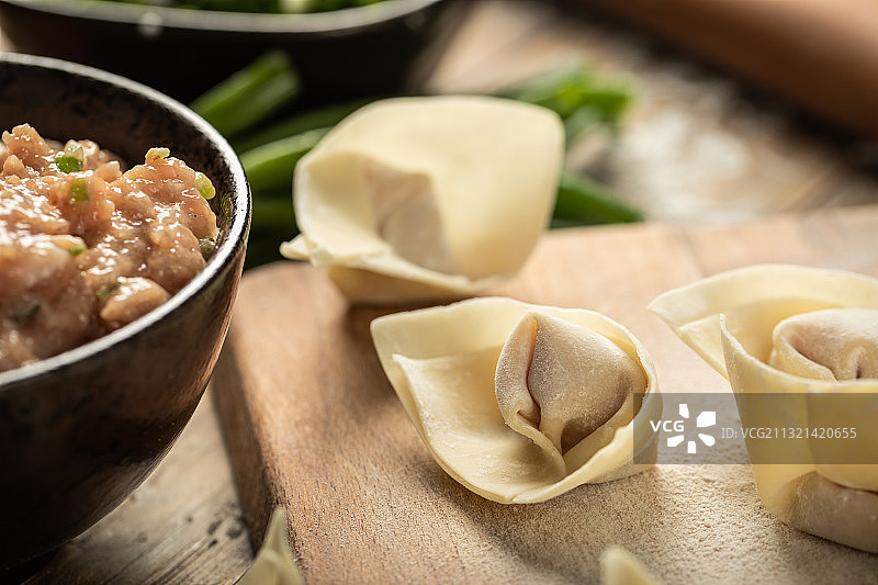 中国传统美食馄饨制作过程图片素材