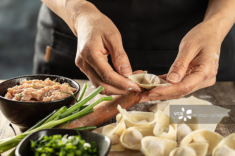 中国传统美食馄饨制作过程图片素材