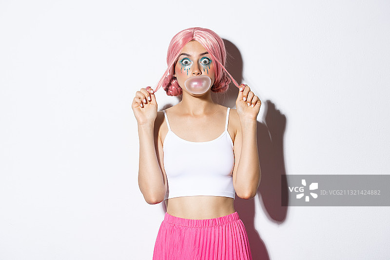 站在白色背景前戴口罩的女人肖像图片素材