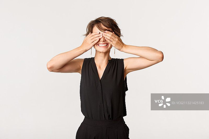 在白色背景下用手遮住眼睛的年轻女商人图片素材