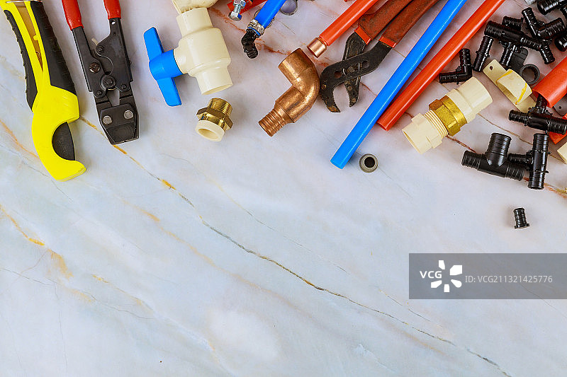 高角度拍摄：桌子上的工作工具图片素材