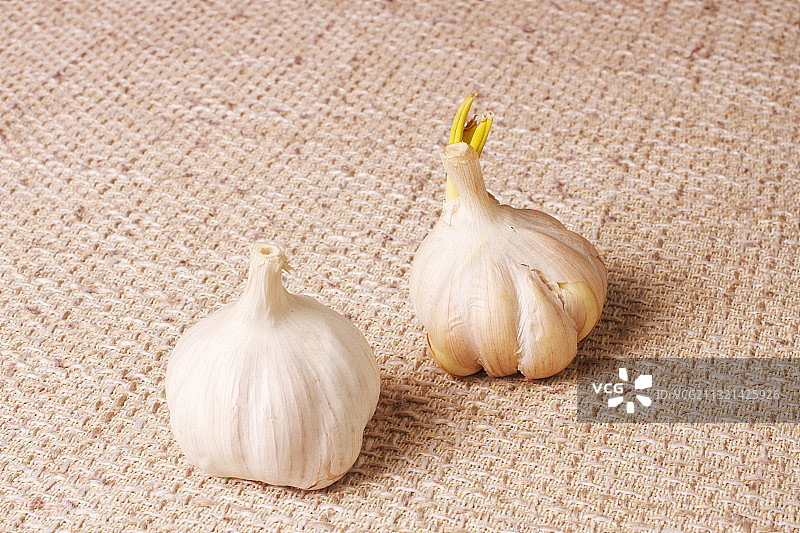 粗麻布上的大蒜特写图片素材