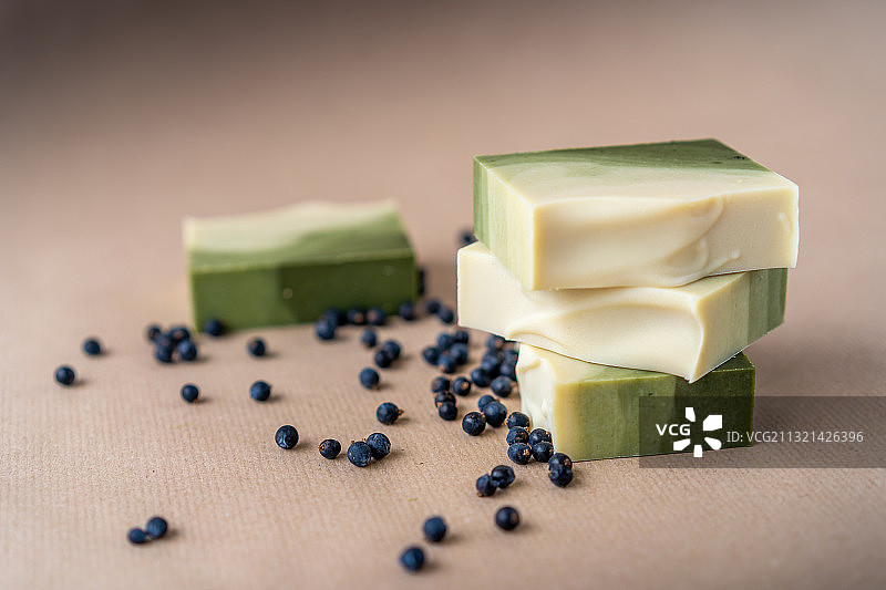 桌子上放着奶酪、肥皂和豆子的特写镜头图片素材