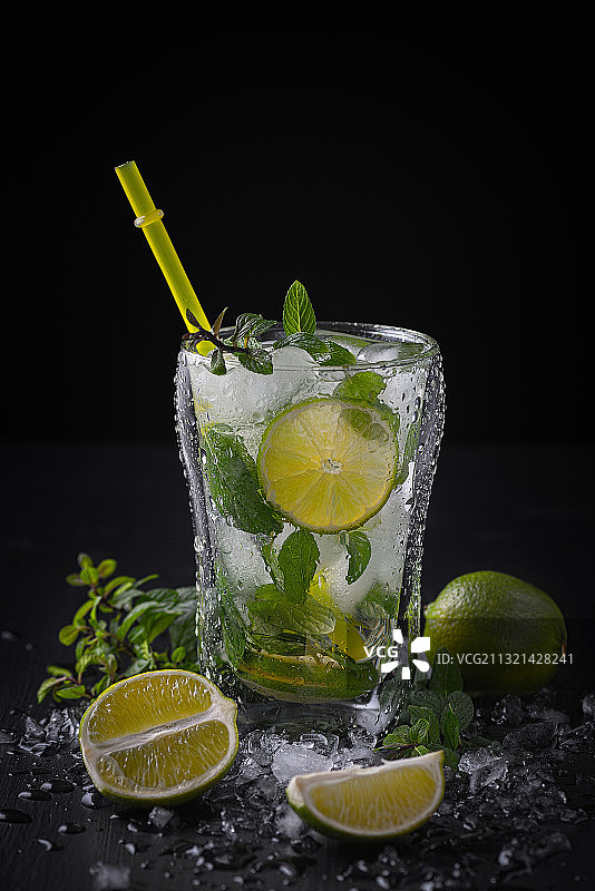 黑色背景下桌上的饮品特写图片素材