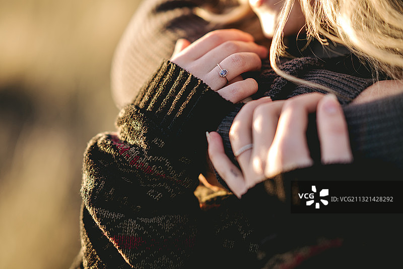 身穿保暖服装的女子腰部特写图片素材