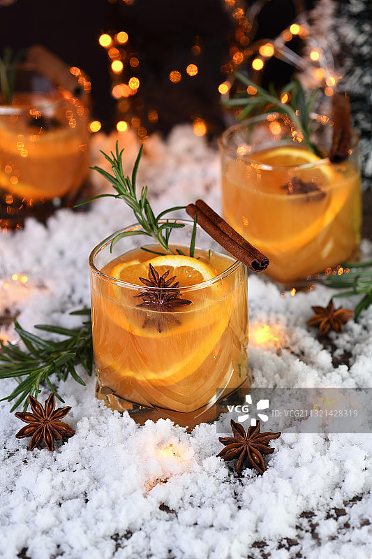 雪地圣诞装饰饮品特写图片素材