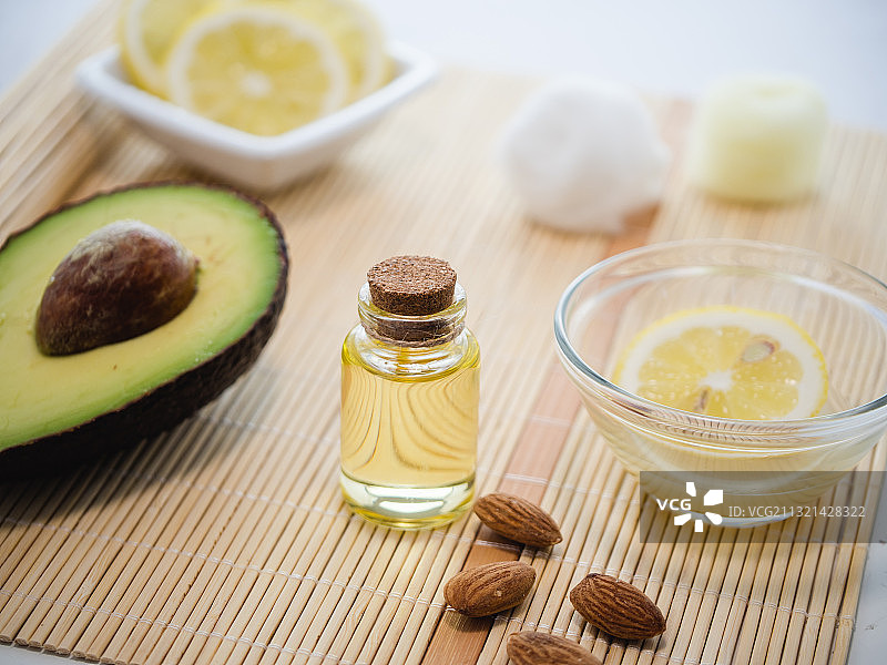 带有水果的桌面饮品特写图片素材