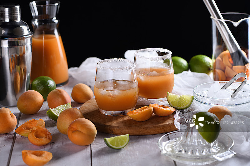 桌子上各种食物的特写图片素材