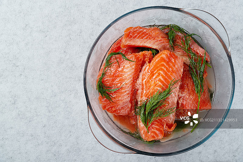 餐盘中鱼的俯视图图片素材