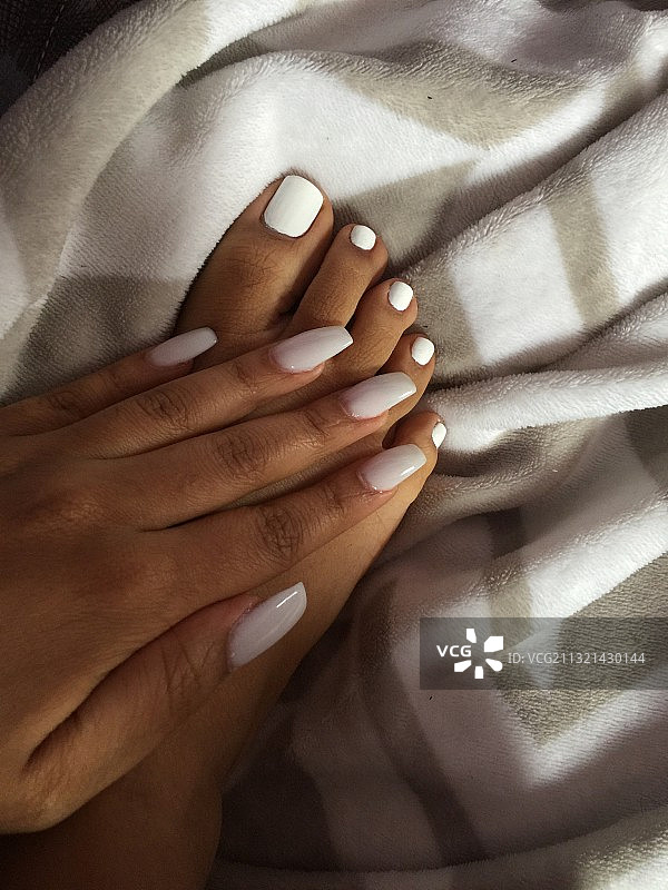 女子在美国触摸床的局部照片图片素材