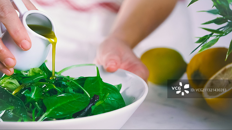 在厨房准备食物的女子图片素材