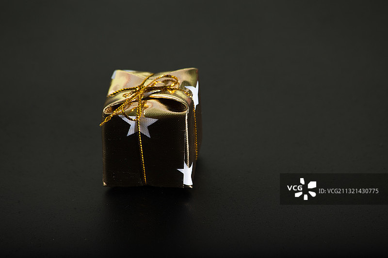 黑色背景下的礼品盒特写图片素材