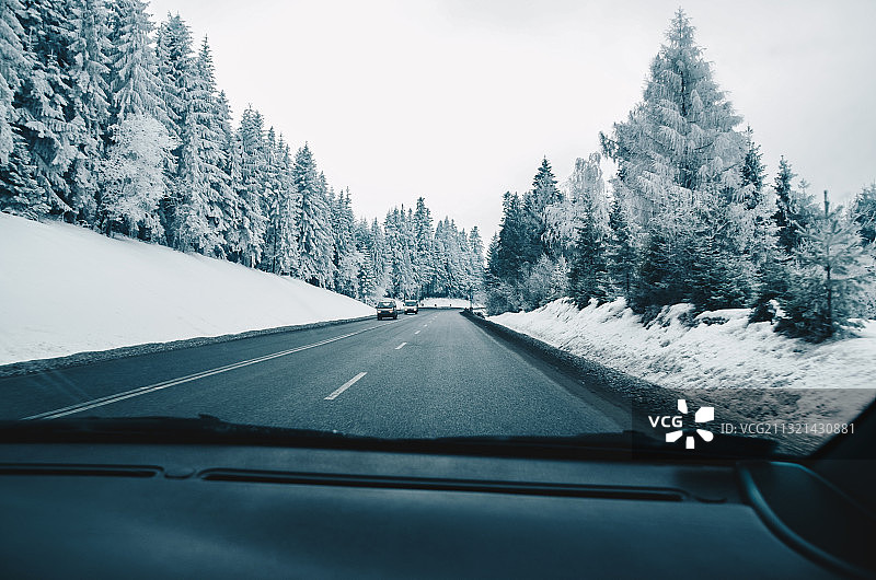 雪覆盖的汽车特写，波兰图片素材