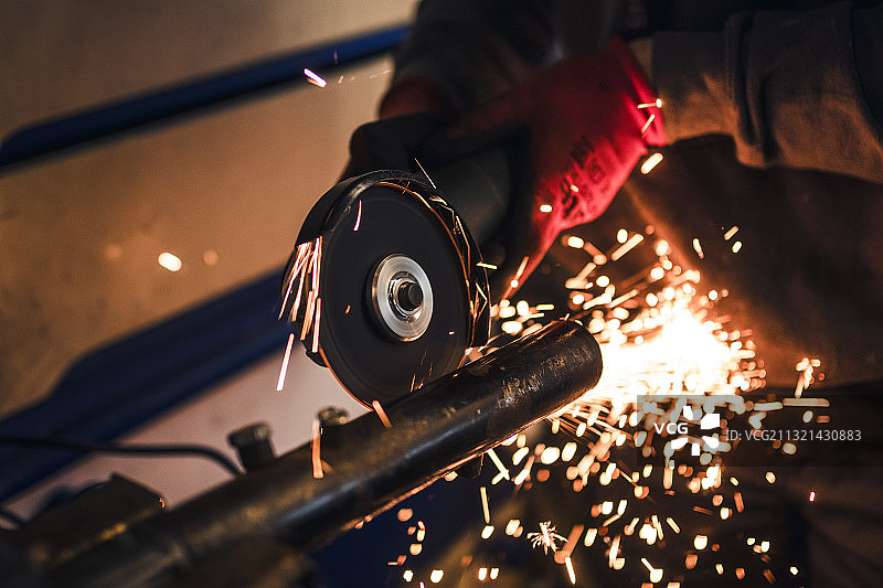男子在车间焊接金属图片素材