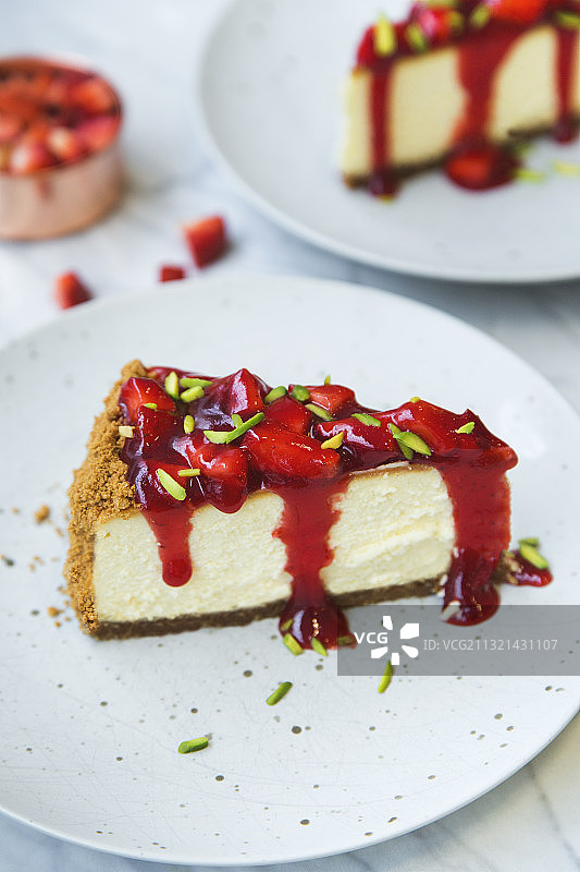 桌子上盘子里蛋糕的高角度视图图片素材