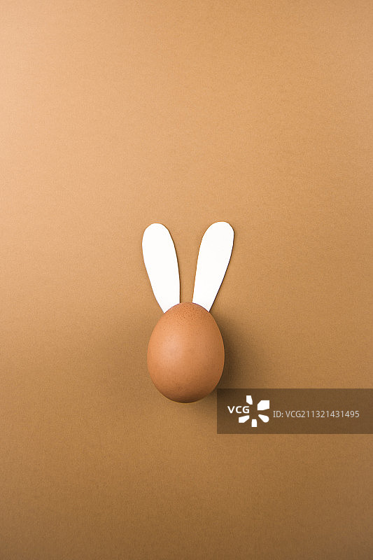 棕色背景上的鸡蛋俯视图图片素材