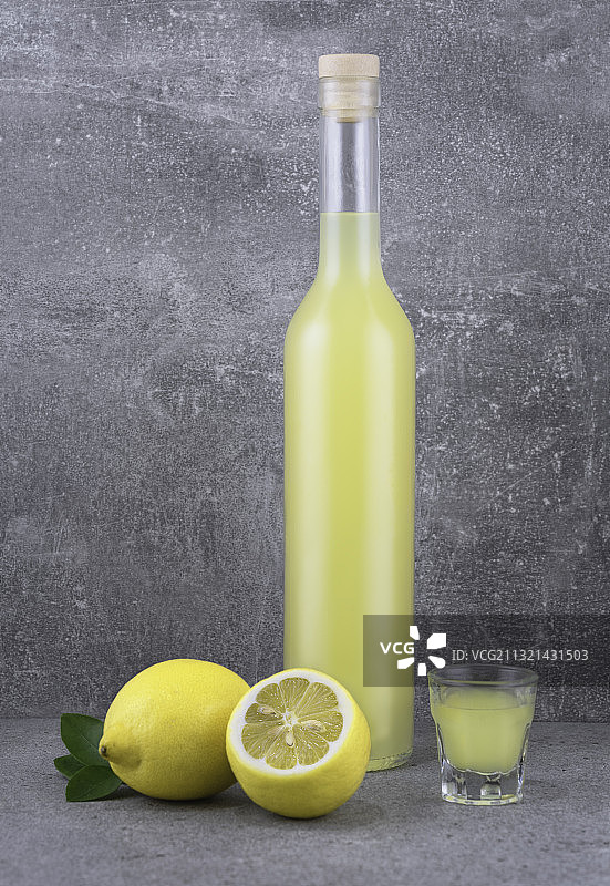 桌子上水果果汁饮品特写图片素材