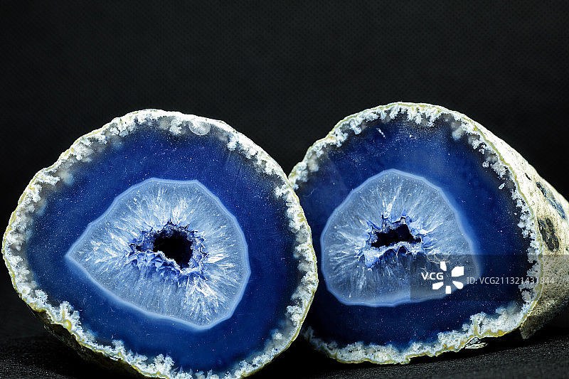 黑色背景上的蓝色蛋糕特写，意大利图片素材