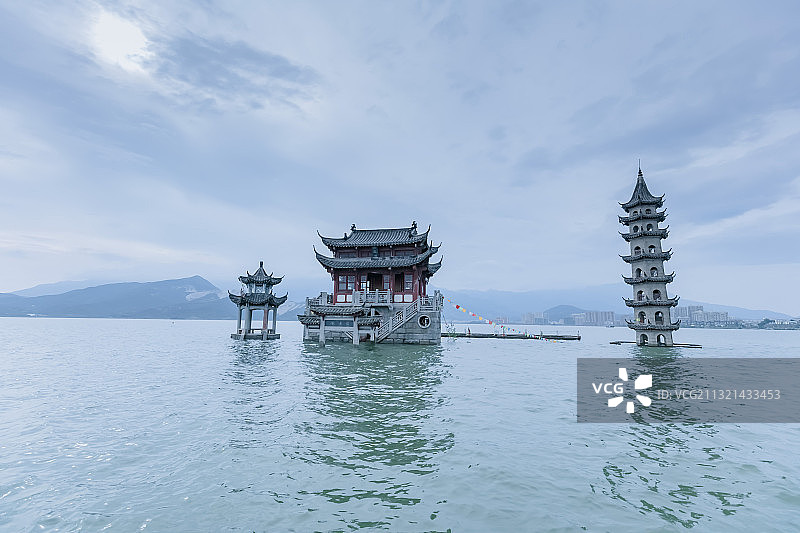 位于鄱阳湖中心的中国古建筑牌坊、亭、台、楼景观，洪水下被淹没图片素材