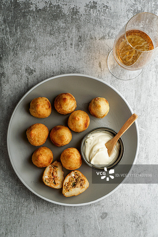 桌子上盘中甜食的俯视照片图片素材