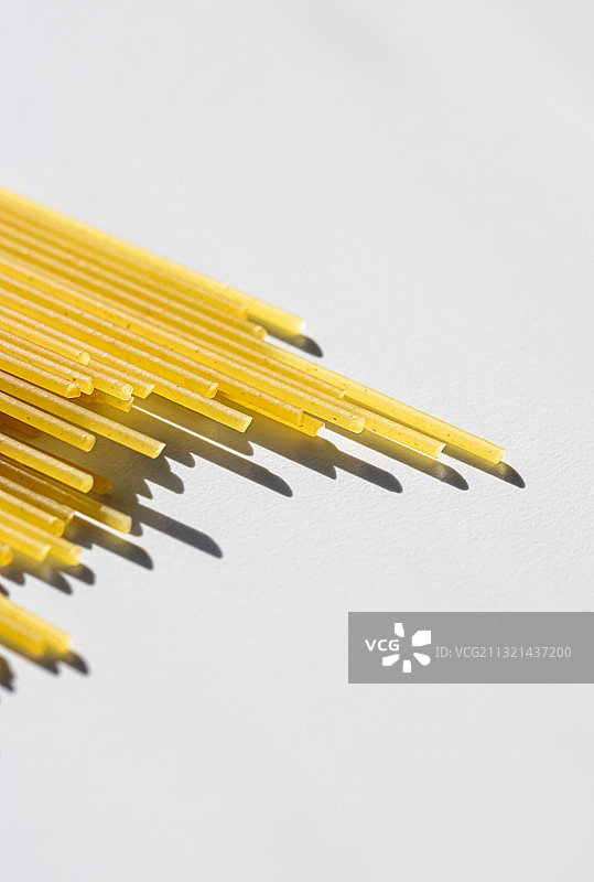 白色背景下的生意大利面高角度视图图片素材