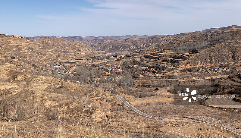冬季一片枯黄的黄土高原和村庄图片素材