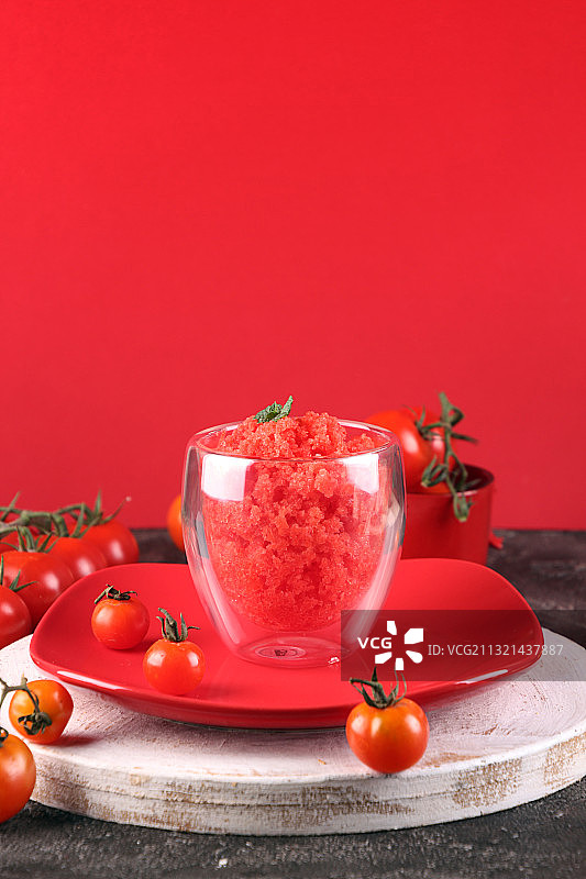 红色茶杯和水壶特写图片素材