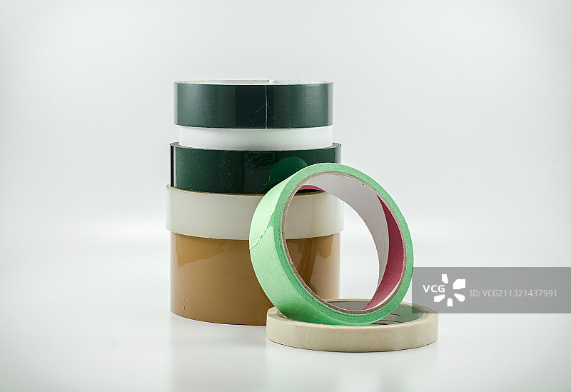 白色背景上卷起的胶带特写图片素材