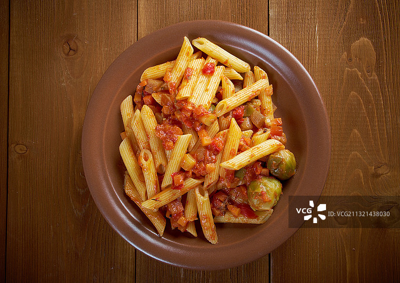 桌子上碗中意面的俯视图图片素材