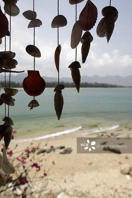 海滩上悬挂的装饰品，以天空为背景特写图片素材