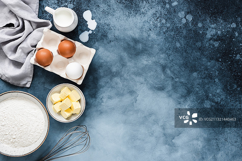 俄罗斯桌上鸡蛋面粉俯拍图片素材