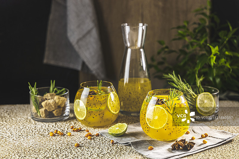 桌子上饮料的特写图片素材