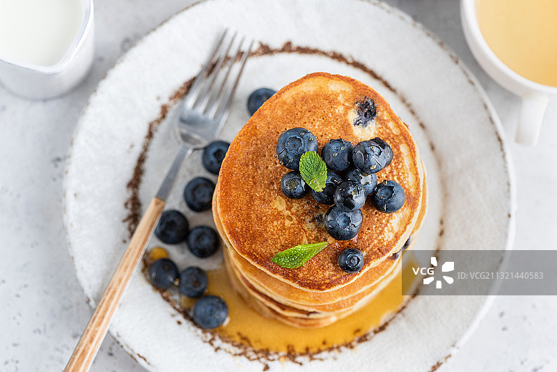 餐桌上盘中甜点的俯视图，俄罗斯图片素材