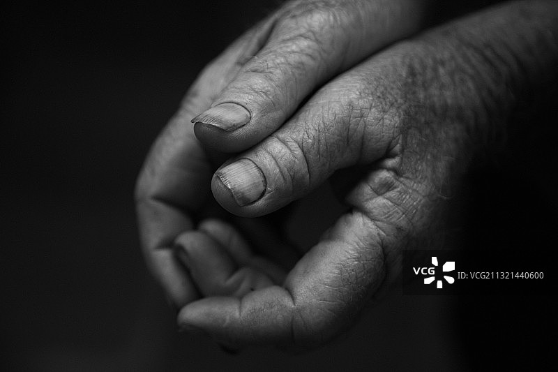 黑色背景下的手部特写图片素材