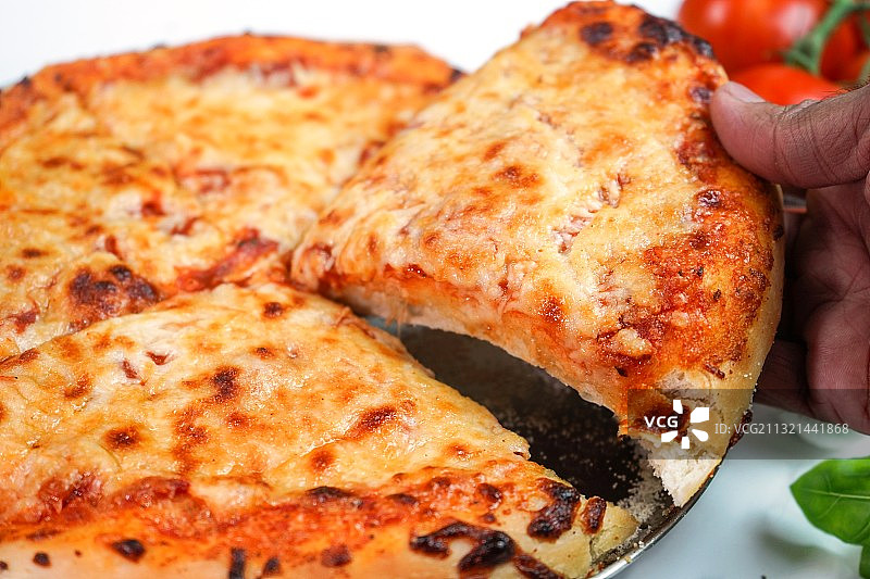 手持披萨的手，美国宾夕法尼亚州西切斯特图片素材