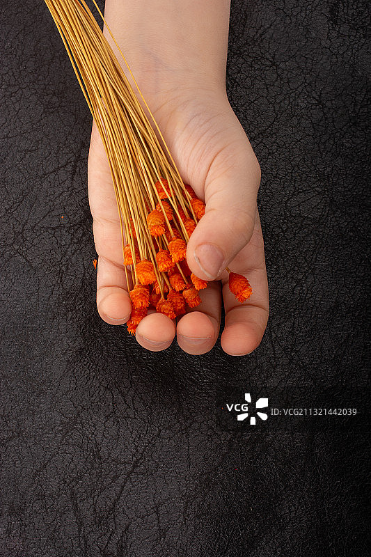 裁剪过的手拿香图片素材