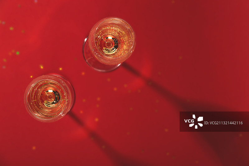 桌子上的酒瓶俯视图图片素材