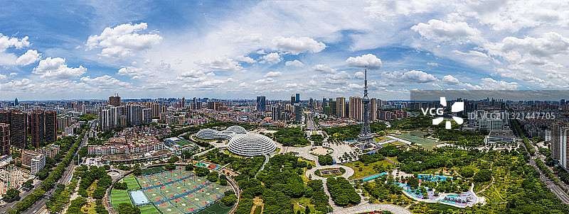 佛山城市风光，岭南明珠体育馆和佛山电视塔图片素材