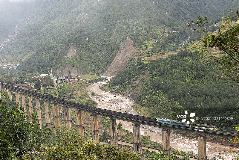 电力机车双机牵引货车行驶在成昆铁路铁马大桥上图片素材