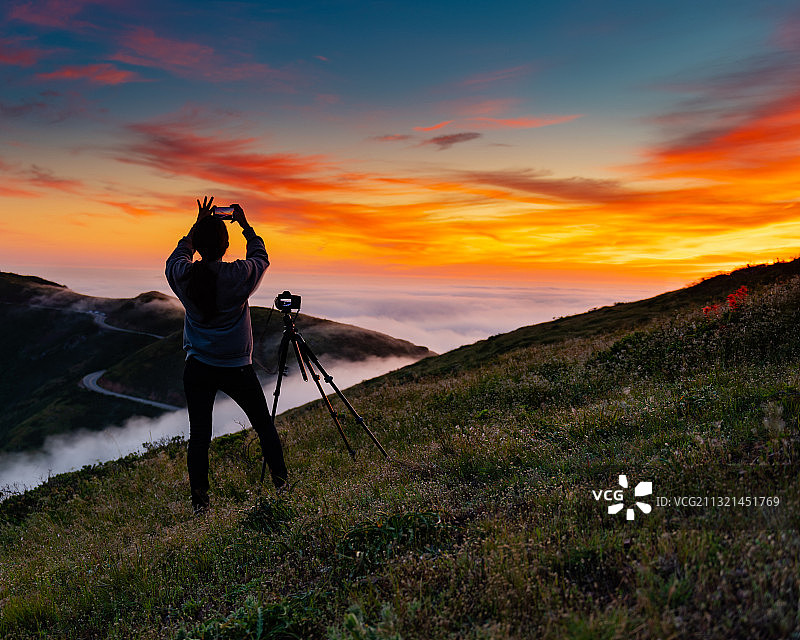 日落时分在美国加利福尼亚州索萨利托山顶拍摄的女人图片素材