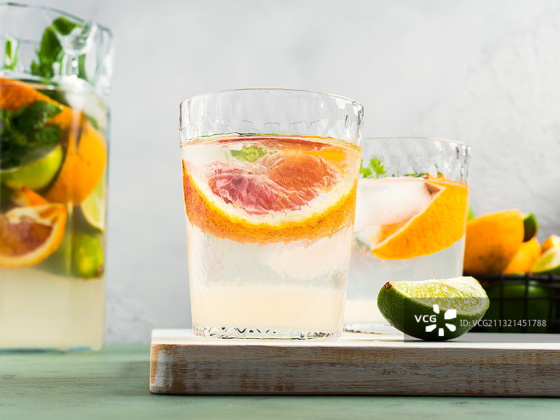 桌子上饮料的特写图片素材