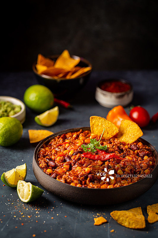 桌子上盘子里的食物的特写图片素材