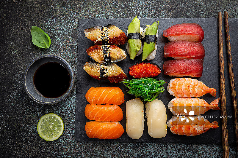餐桌上的寿司俯视图图片素材
