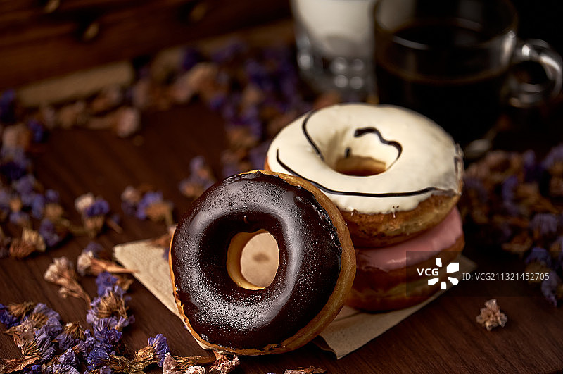 桌子上的甜甜圈特写图片素材