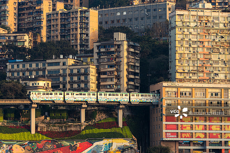 网红李子坝站二号线穿楼图片素材