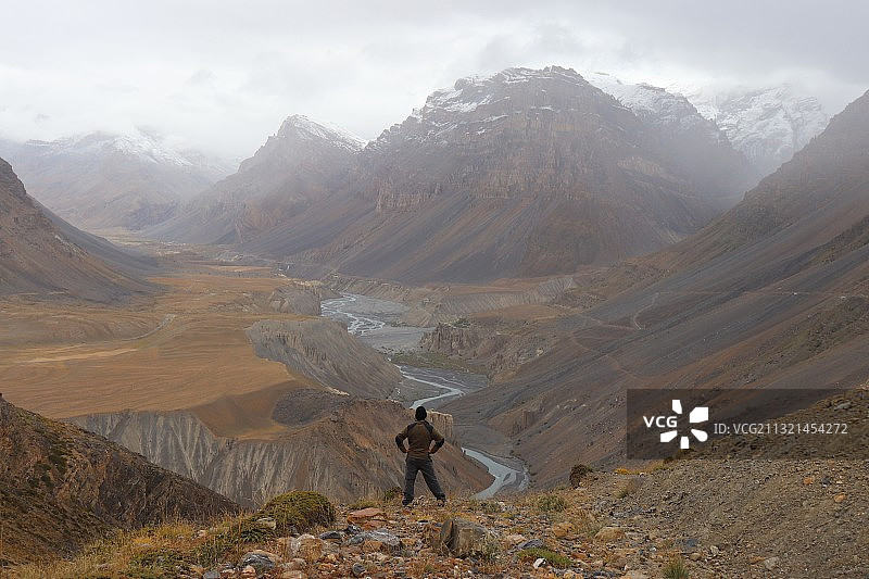 男人站在山顶仰望天空的背影图片素材