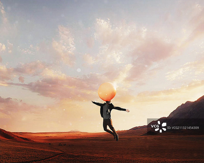 日落时分在乌克兰的田野上跳跃的男人图片素材