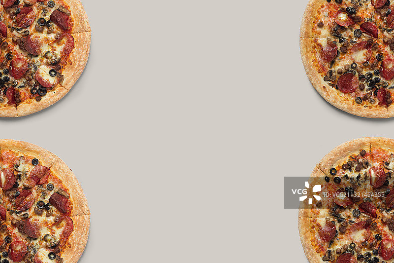 桌子上披萨的俯视图图片素材