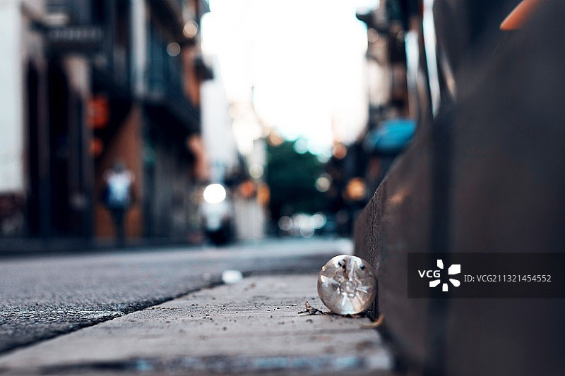 潮湿的街灯特写，西班牙巴塞罗那图片素材